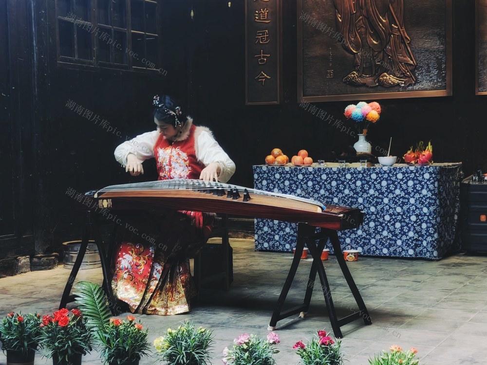 新年第一天，古宅琴声悠扬