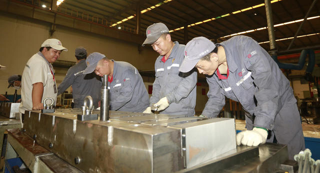 奋战在高温一线的中国高铁工匠