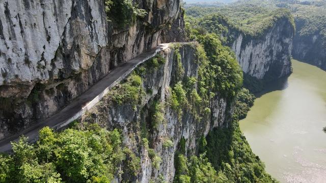 张家界挂壁公路