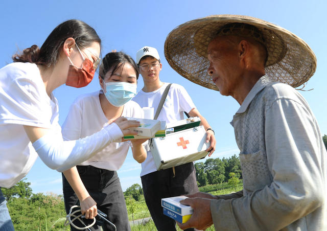 送医送药 田间地头 大学生 三下乡