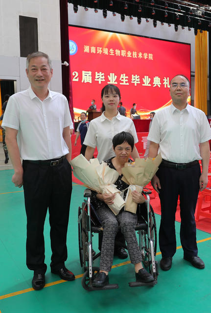道德模范 孝老爱亲 邹晴 带着妈妈 上大学
