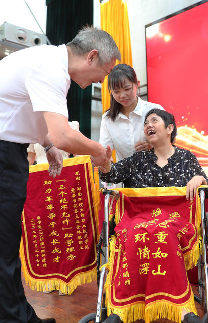 道德模范 孝老爱亲 邹晴 带着妈妈 上大学