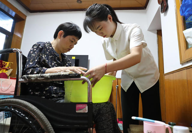 道德模范 孝老爱亲 邹晴 带着妈妈 上大学