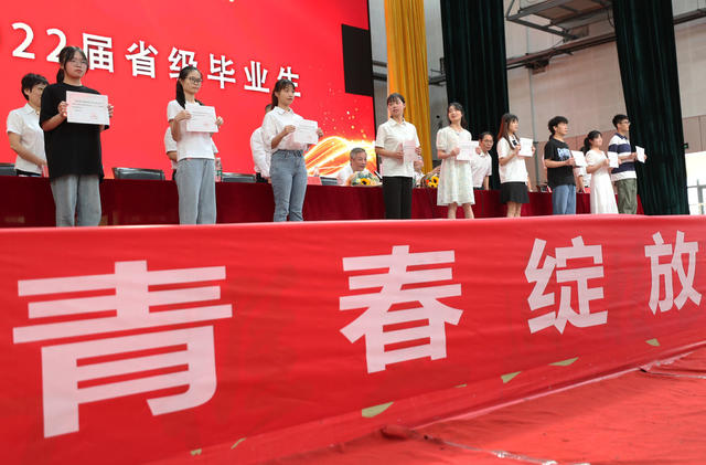 道德模范 孝老爱亲 邹晴 带着妈妈 上大学