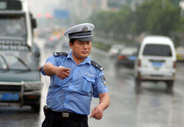 雨中执勤的长沙交警