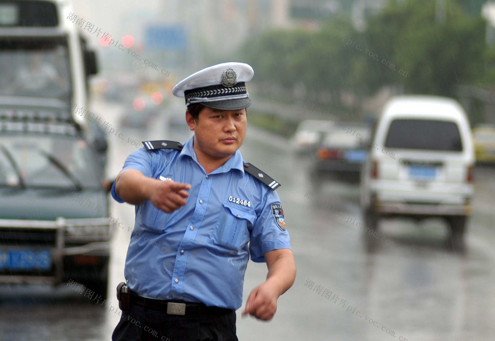 雨中执勤的长沙交警