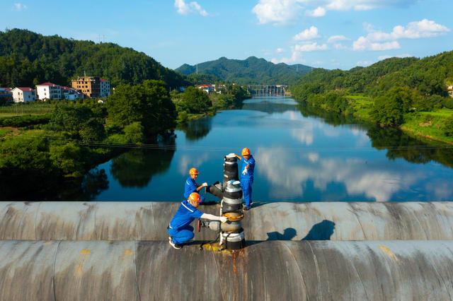 供水 战高温 水业集团 抢修 水管  