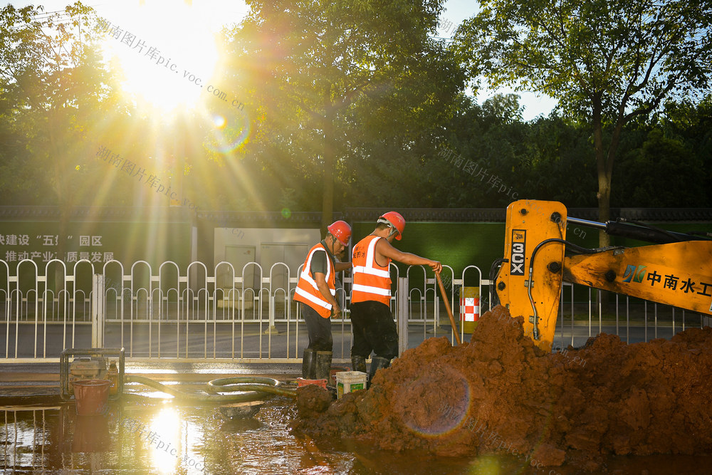  Water supply war High temperature water industry group rush to repair water pipes  