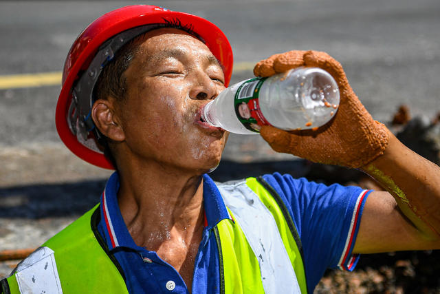 供水 战高温 水业集团 抢修 水管  