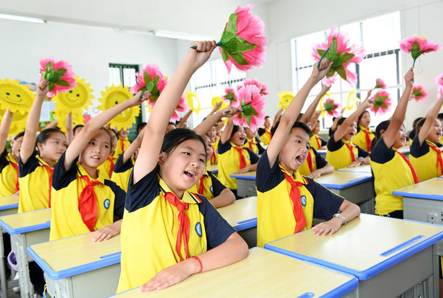 课堂 唱歌 课前一支歌 迎国庆 学校 学生 教育 红色歌曲