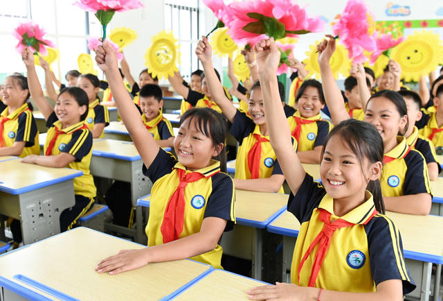 课堂 唱歌 课前一支歌 迎国庆 学校 学生 教育 红色歌曲