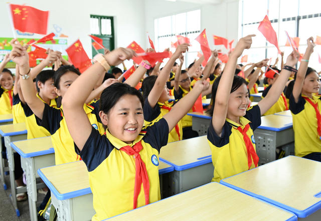 课堂 唱歌 课前一支歌 迎国庆 学校 学生 教育 红色歌曲