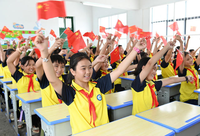 课堂 唱歌 课前一支歌 迎国庆 学校 学生 教育 红色歌曲
