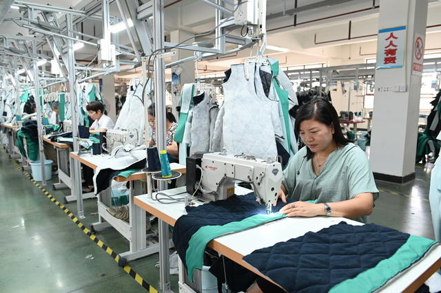 企业 生产 订单产品 产销两旺 工业园区 服饰产品 市场 工业 工人