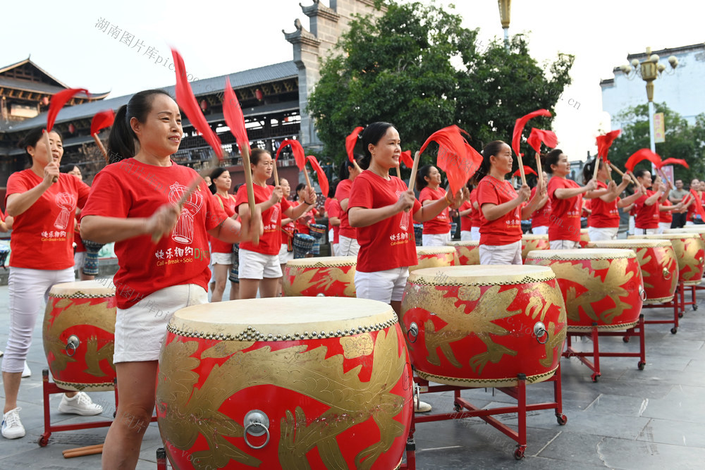 国庆节 喜迎国庆  鼓  文化 文艺 欢庆 庆祝活动 打鼓 文体 广场 群众