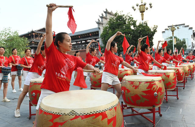 国庆节 喜迎国庆  鼓  文化 文艺 欢庆 庆祝活动 打鼓 文体 广场 群众