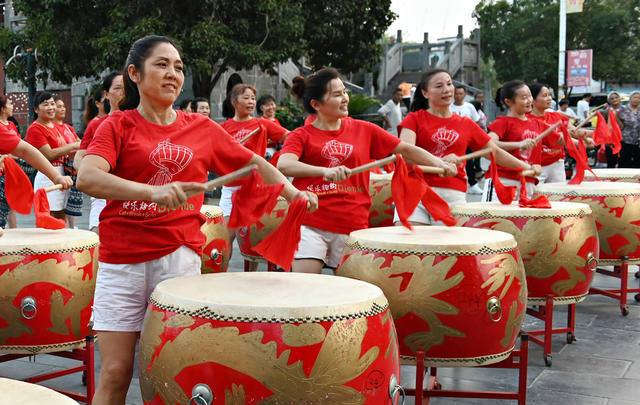 国庆节 喜迎国庆  鼓  文化 文艺 欢庆 庆祝活动 打鼓 文体 广场 群众