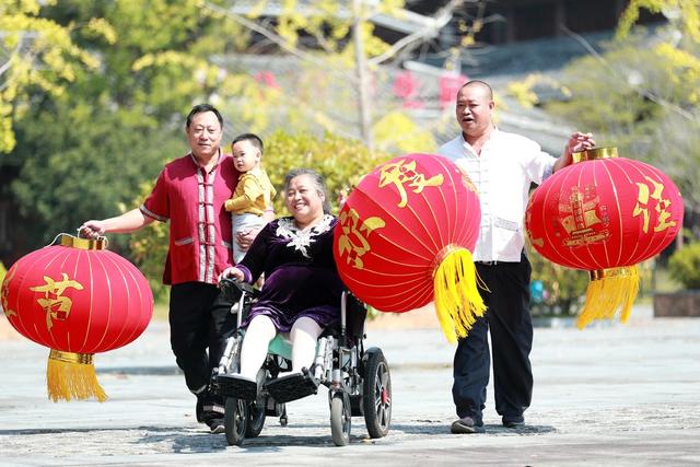 侗寨 景区 挂灯笼 喜迎 国庆 气氛浓