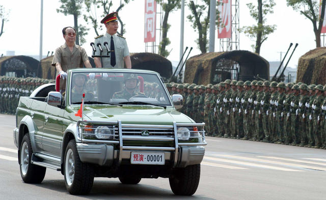 湖南省军区举行“八一”阅兵仪式