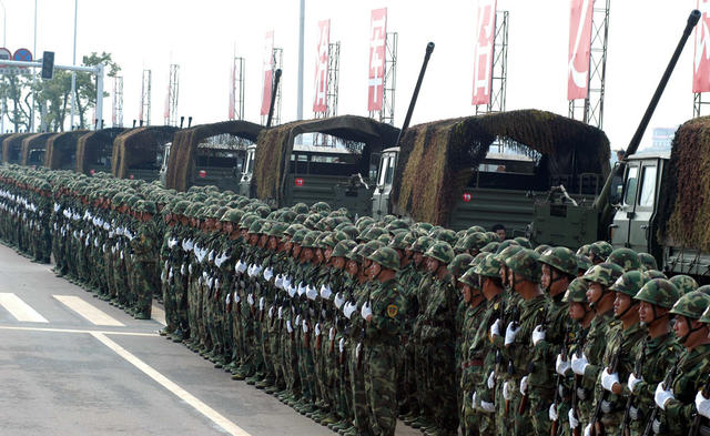 湖南省军区举行“八一”阅兵仪式