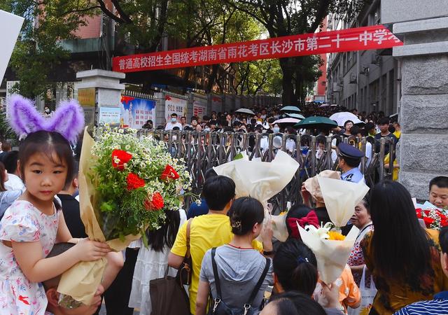 高考 结束 拥抱