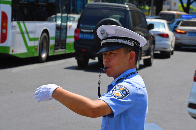 交警 烈日下的坚守