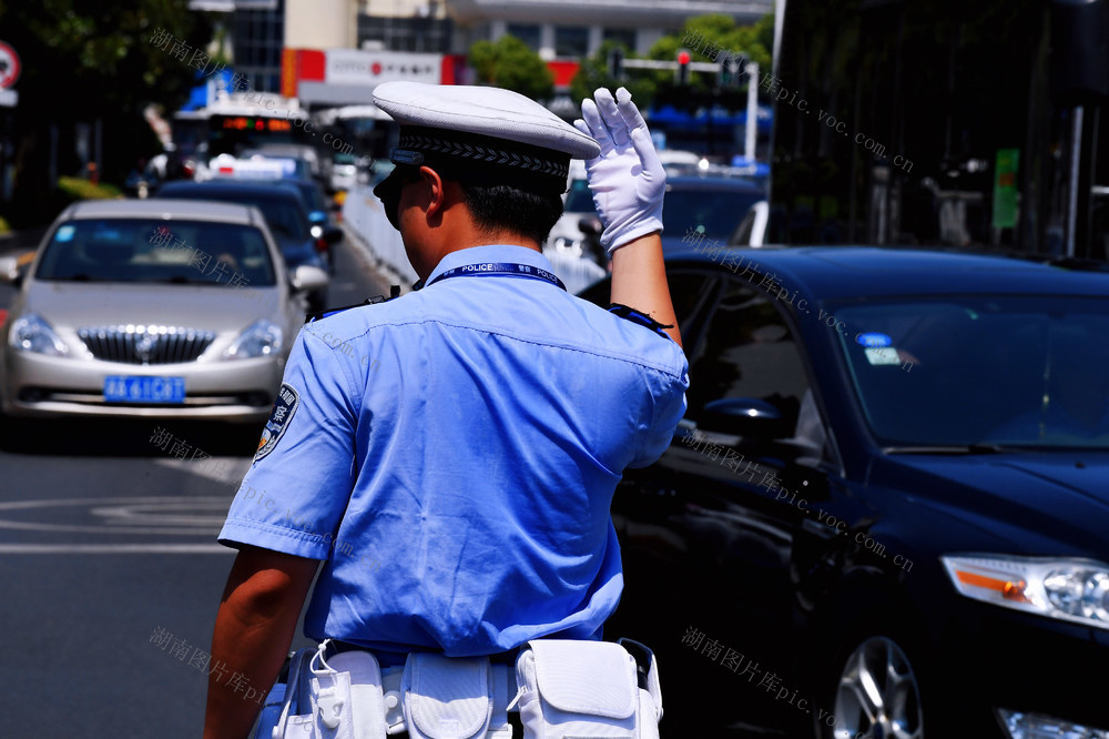 交警 烈日下的坚守