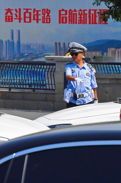 交警 烈日下的坚守
