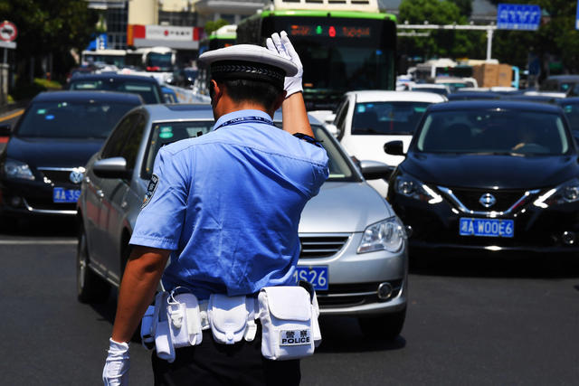交警 烈日下的坚守