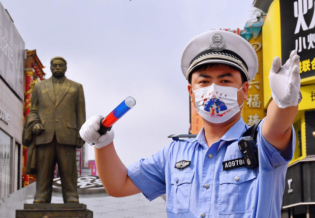 粉色交警岗亭 爱心