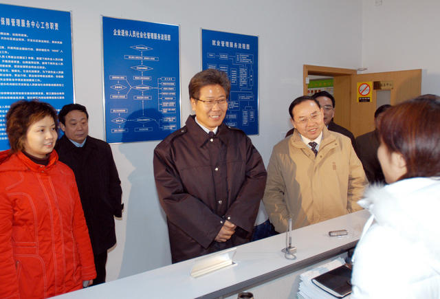 张春贤考察岳麓区咸嘉新村社区