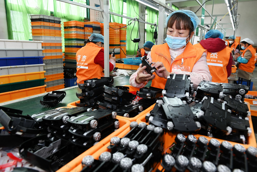 订单产品  生产  企业  车间  电子塑料玩具  助企纾困 员工 工业