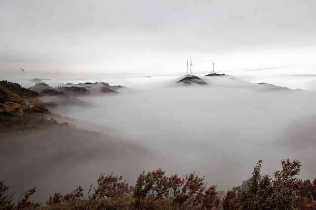 风电 云雾 山峦 工业 自然 画卷 长廊 产业 赋能 乡村 振兴
