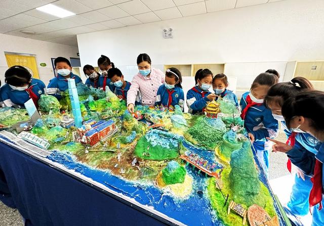 长沙 小学师生 “微缩长沙”立体景观模型