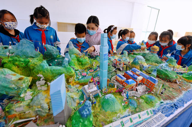 长沙 小学师生 “微缩长沙”立体景观模型