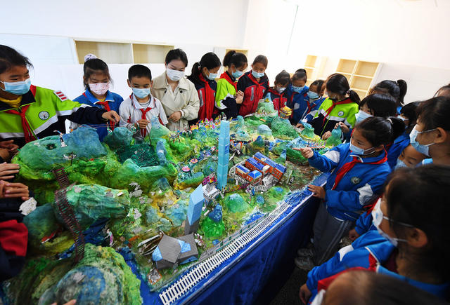 长沙 小学师生 “微缩长沙”立体景观模型