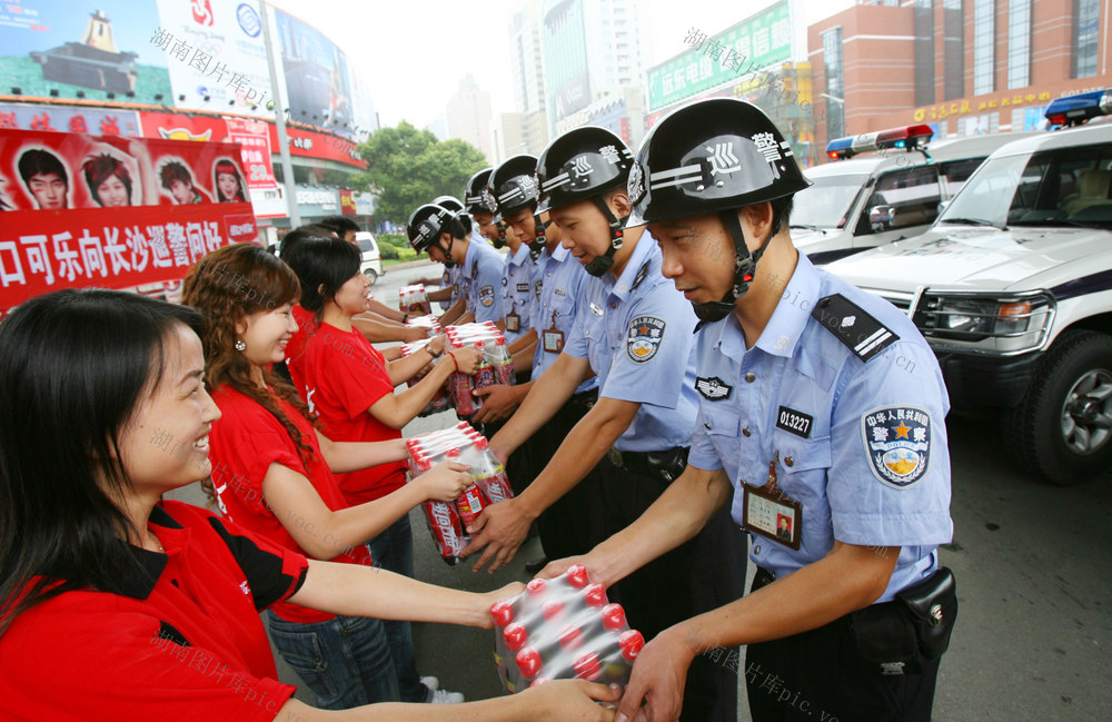 湖南中粮可口可乐公司慰问民警