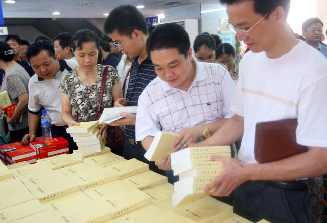 社会各界踊跃购买《江泽民文选》 长沙