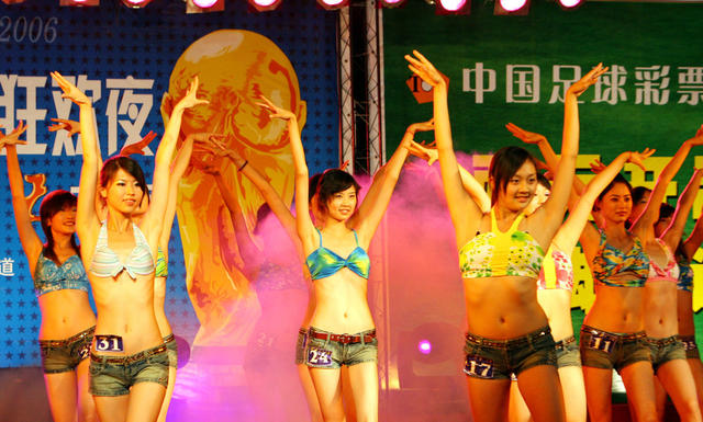 “芙蓉王之夜”“看世界杯，足球宝贝竞风流” 湖南省人民体育场
