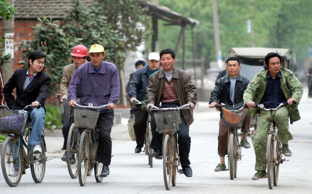  Changde suburban farmers go to work in the city