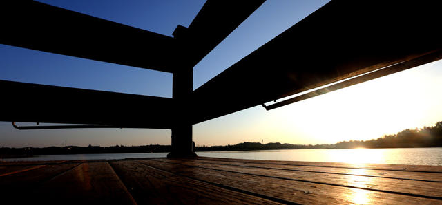 傍晚红色万丰湖