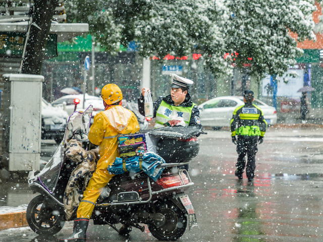 风雪  交警  外卖  骑手  街道