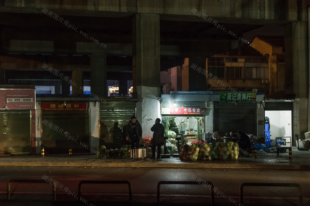 夜晚  冬天  卖菜  蔬菜  辛勤  街道