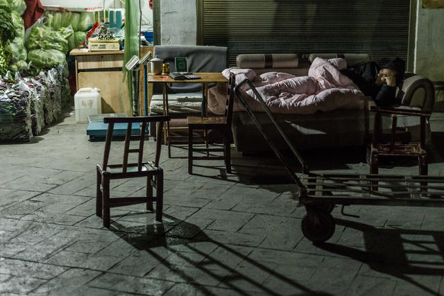 夜晚  冬天  卖菜  蔬菜  辛勤  街道