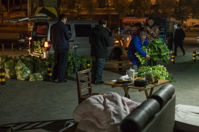 夜晚  冬天  卖菜  蔬菜  辛勤  街道