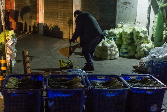 夜晚  冬天  卖菜  蔬菜  辛勤  街道