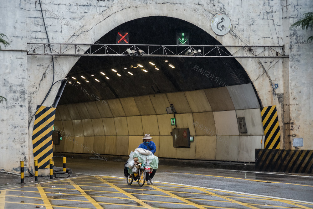 骑车  隧道  旅途  雨天