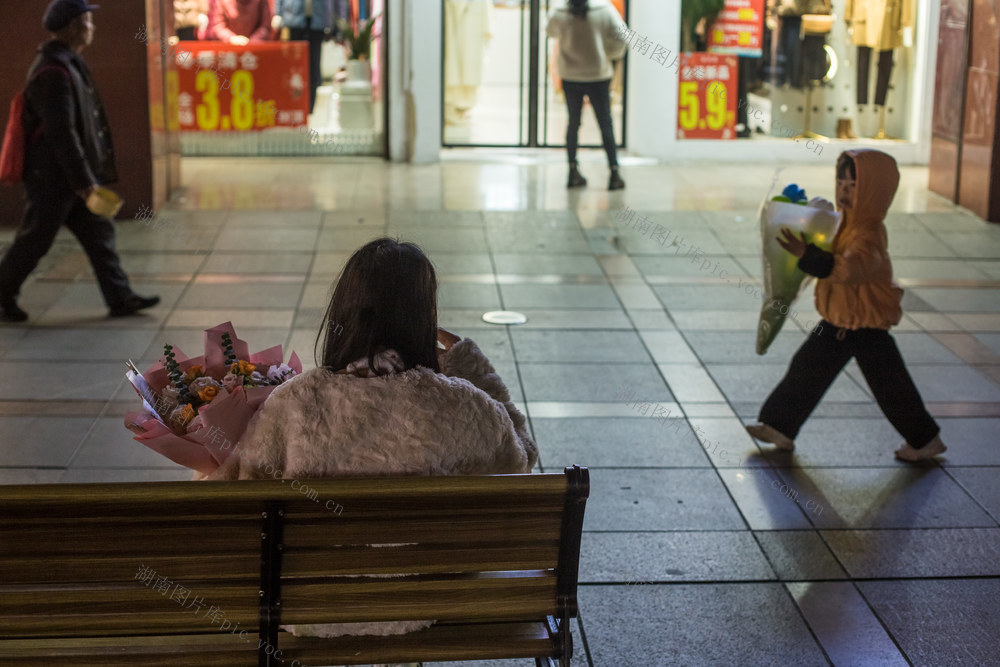 夜晚  步行街  鲜花  等待  街道