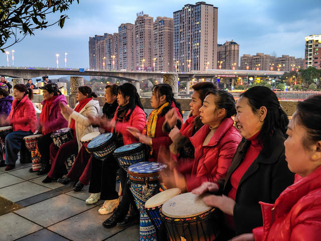 退休大妈 非洲鼓 浏阳河  休闲 娱乐 