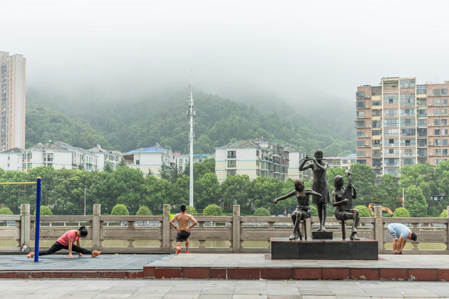 浏阳河  晨练  早晨  舞蹈  武术  游泳  太极  倒立 跑步  步行  器械  瑜伽